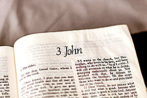 A study Bible page open to 3 John 1:1, photo by Sincerely Media
