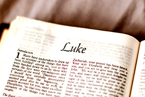 A study Bible page open to Luke 1:1, photo by Sincerely Media