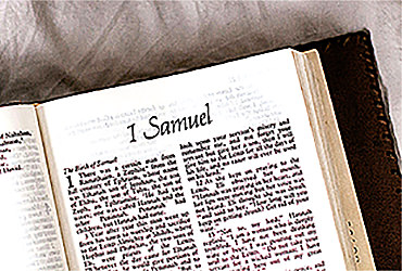 A study Bible page open to 1 Samuel 1:1, photo by Sincerely Media