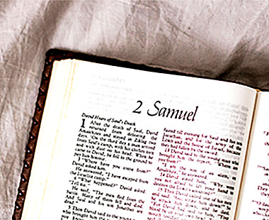 A study Bible page open to 2 Samuel 1:1, photo by Sincerely Media